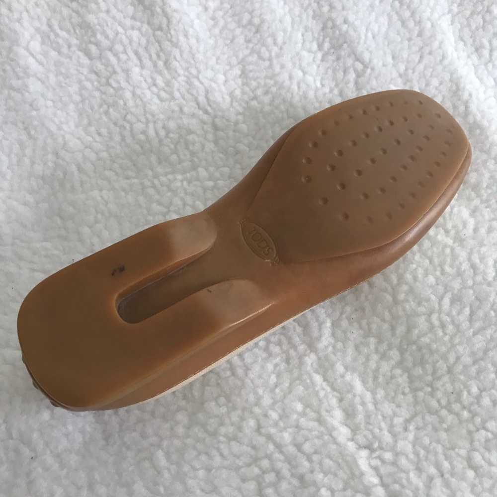 Tod’s Cream Leather Driving Loafers - Picture 12 of 14